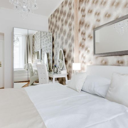Luxury Riverside Apartments In The Center Of Прага Экстерьер фото