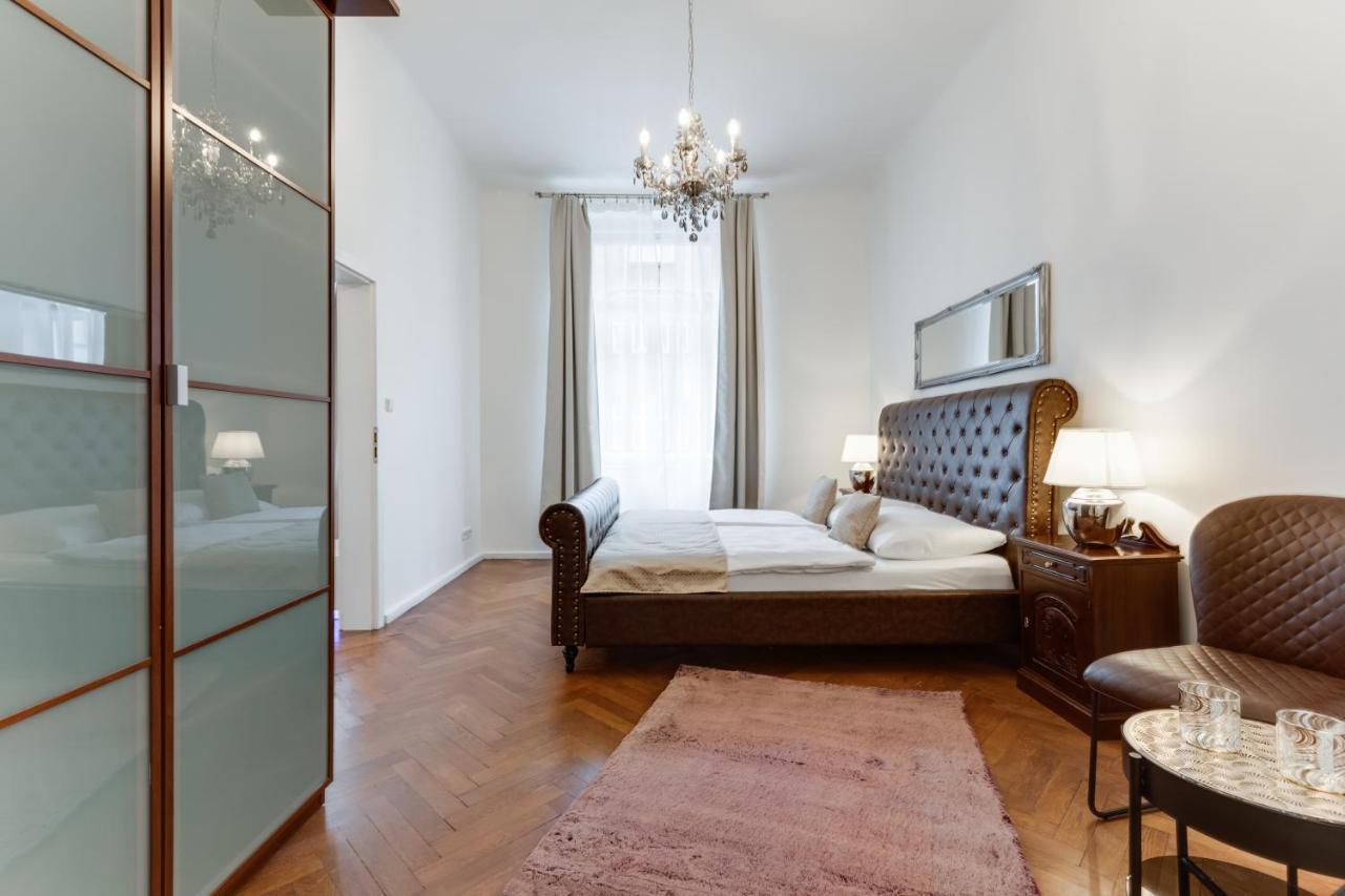 Luxury Riverside Apartments In The Center Of Прага Экстерьер фото