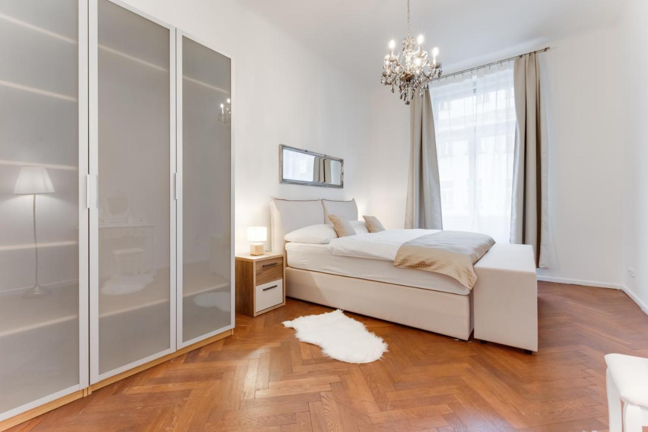 Luxury Riverside Apartments In The Center Of Прага Экстерьер фото