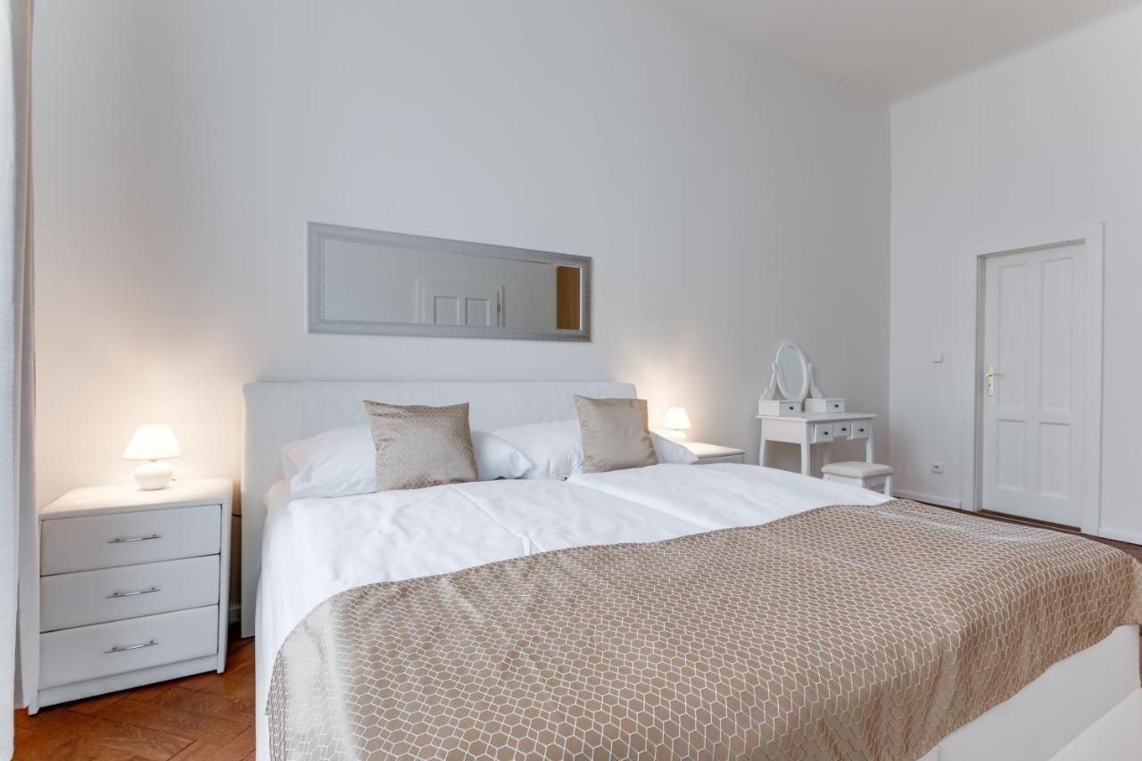 Luxury Riverside Apartments In The Center Of Прага Экстерьер фото