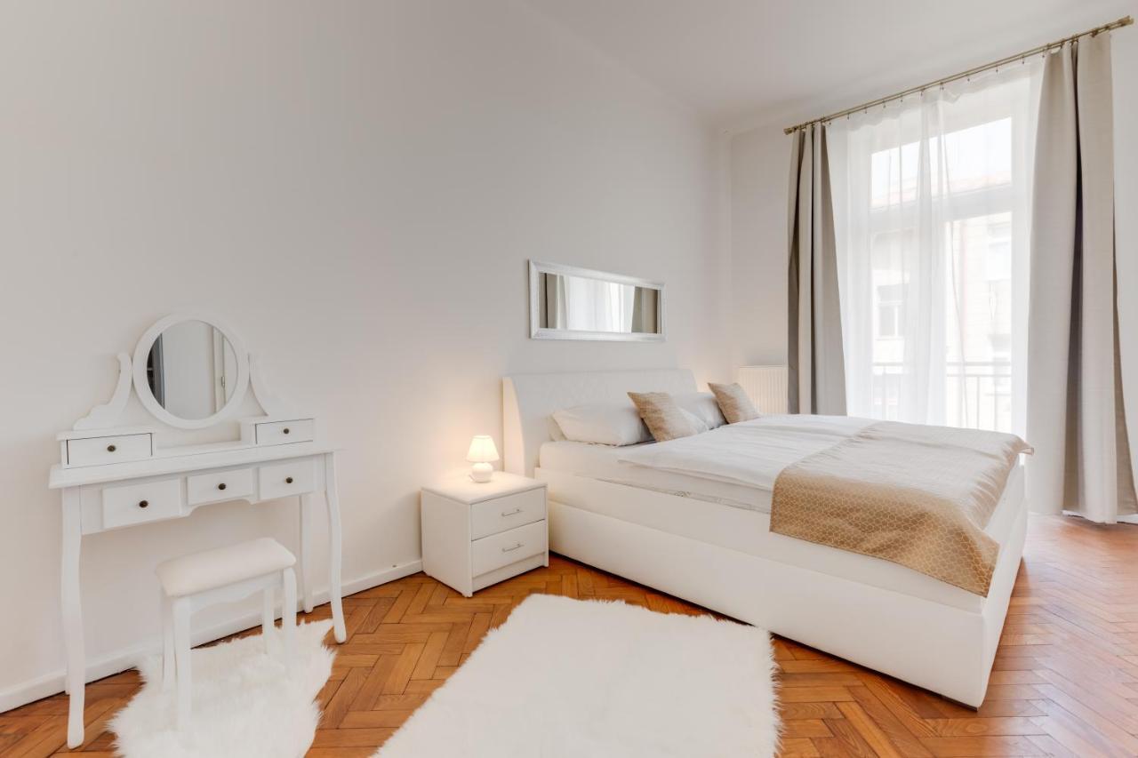 Luxury Riverside Apartments In The Center Of Прага Экстерьер фото
