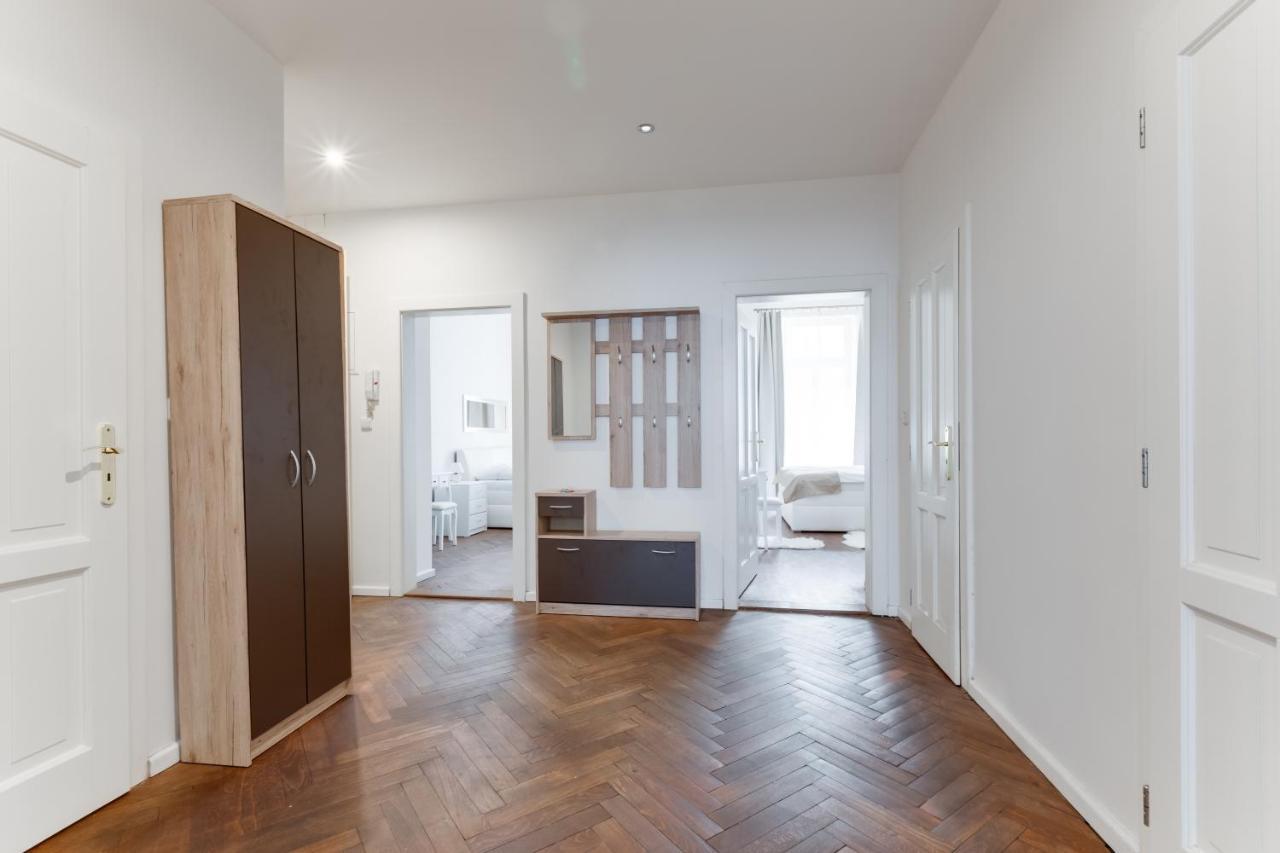 Luxury Riverside Apartments In The Center Of Прага Экстерьер фото