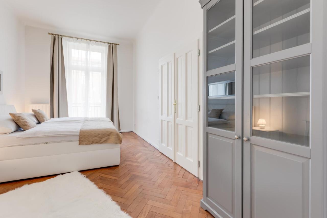 Luxury Riverside Apartments In The Center Of Прага Экстерьер фото