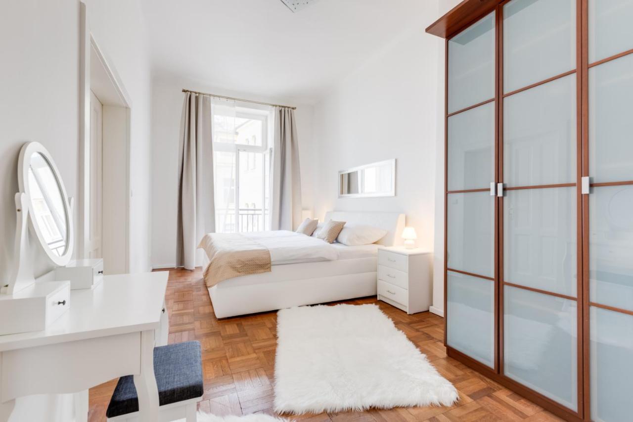 Luxury Riverside Apartments In The Center Of Прага Экстерьер фото