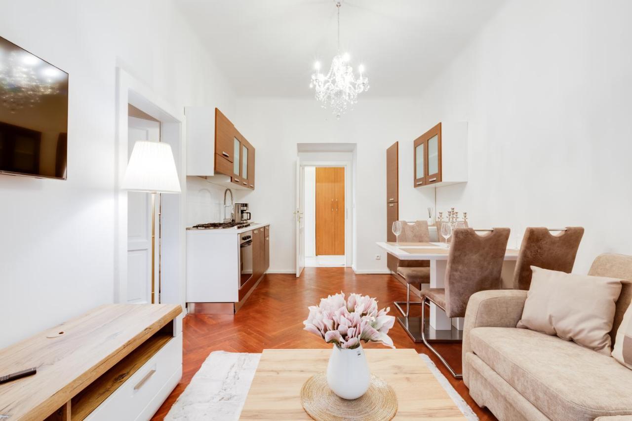 Luxury Riverside Apartments In The Center Of Прага Экстерьер фото