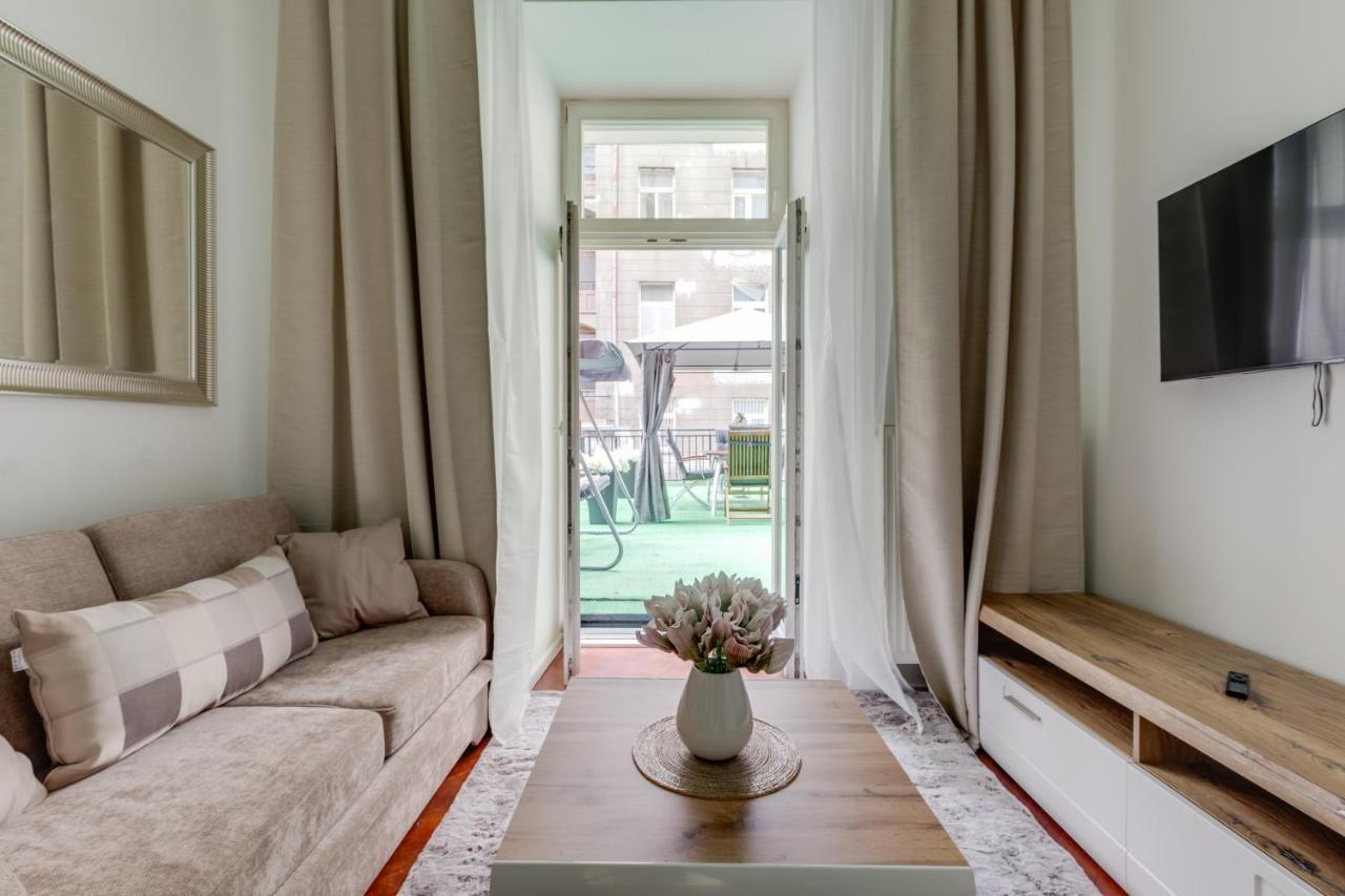 Luxury Riverside Apartments In The Center Of Прага Экстерьер фото