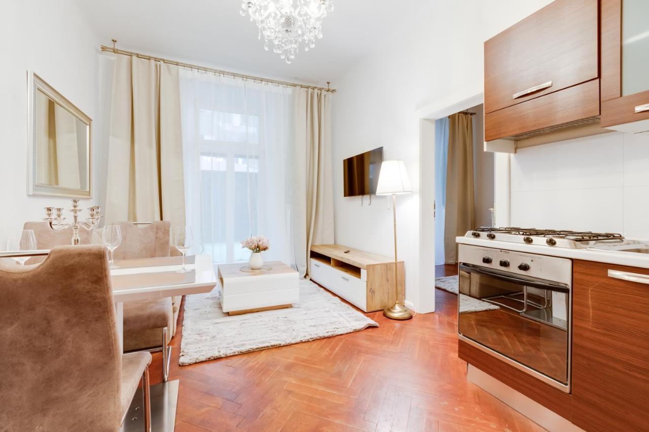 Luxury Riverside Apartments In The Center Of Прага Экстерьер фото