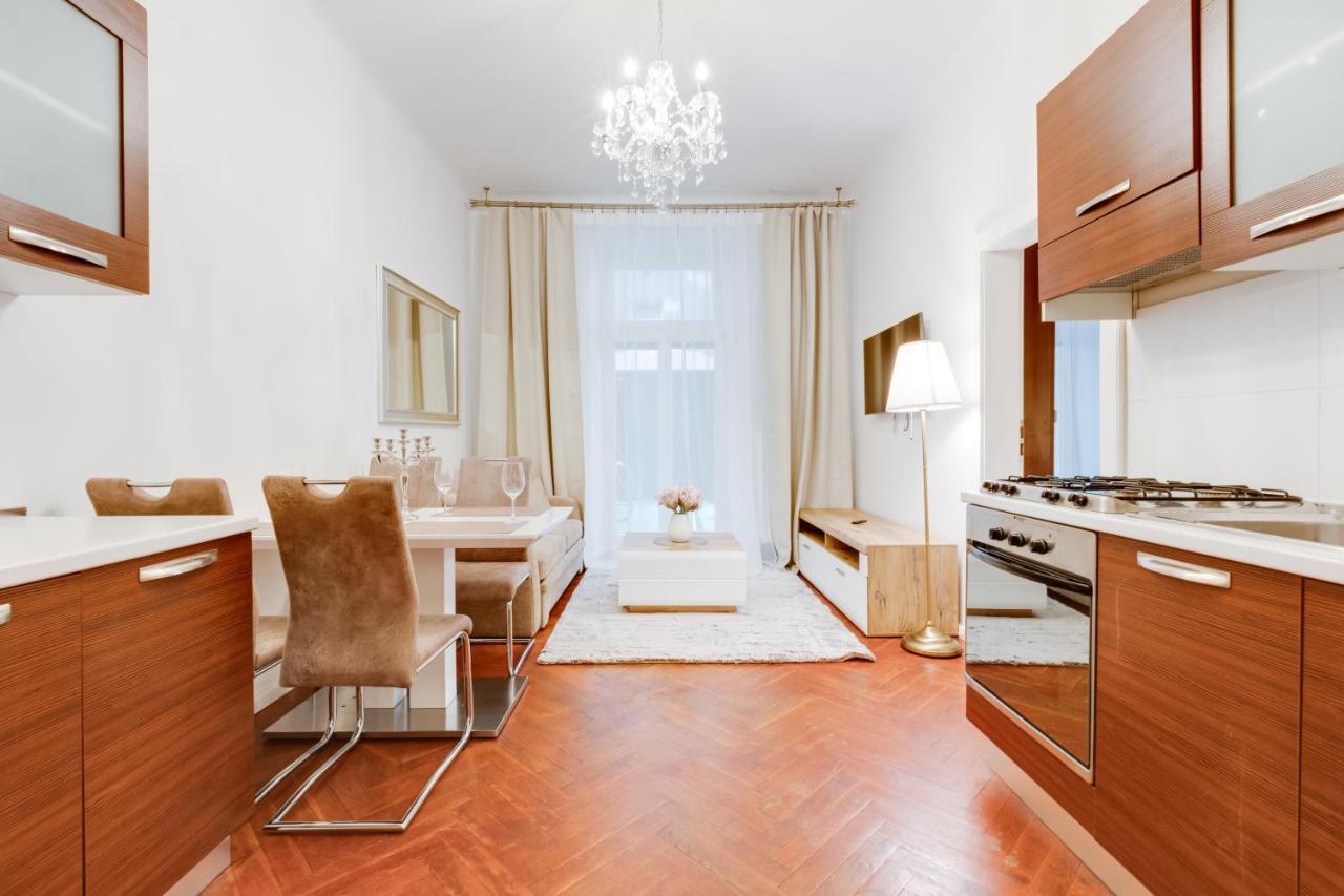 Luxury Riverside Apartments In The Center Of Прага Экстерьер фото