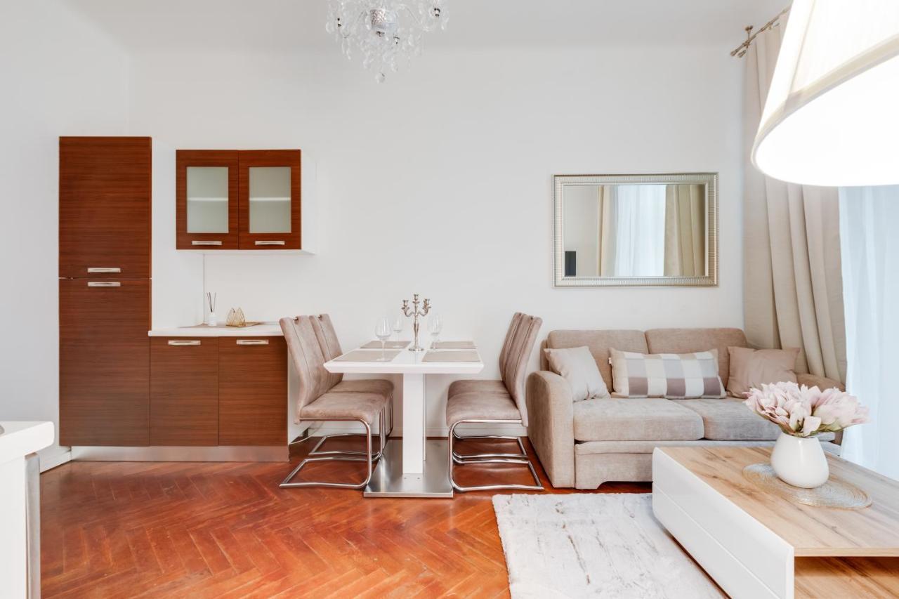Luxury Riverside Apartments In The Center Of Прага Экстерьер фото
