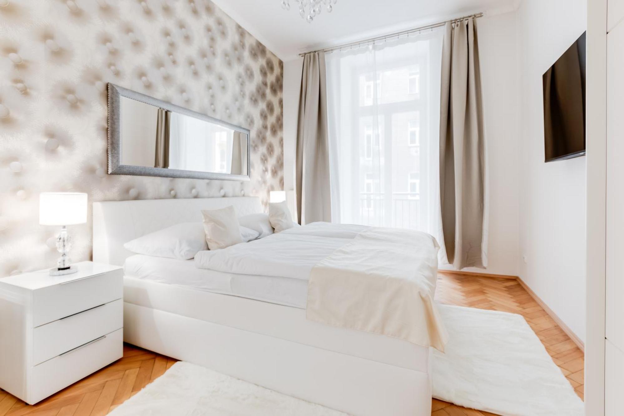 Luxury Riverside Apartments In The Center Of Прага Экстерьер фото